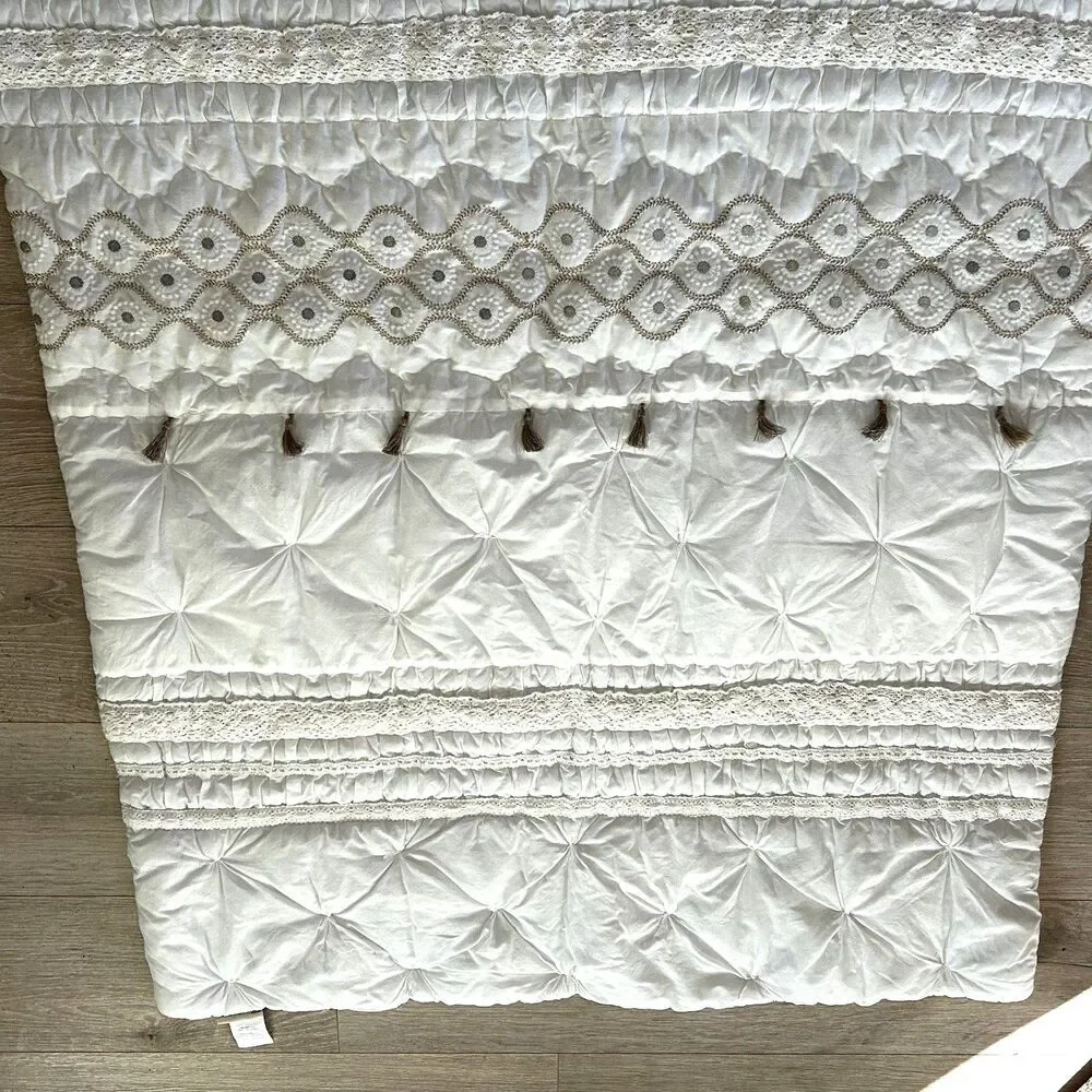 Pottery Barn Kids Baby Toddler Quilt White Embroidered Metallic Flowers Tassels